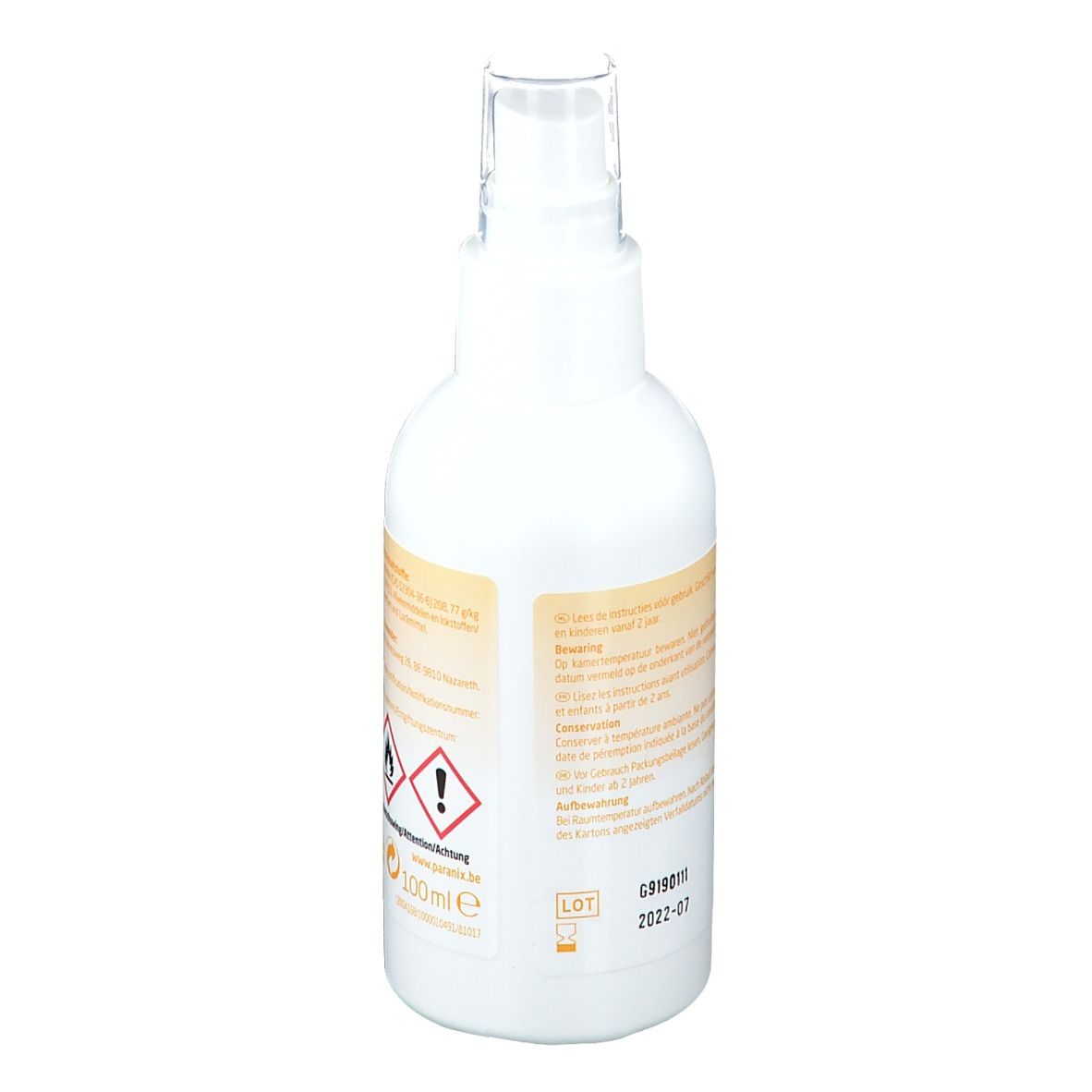 Achteraanzicht van een witte sprayfles. Productinformatie en waarschuwingen op het etiket. Lotnummer en vervaldatum.