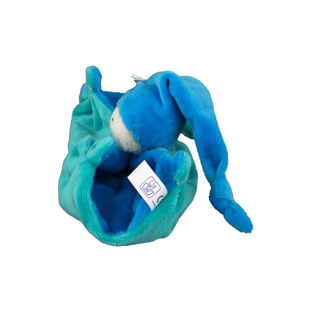 Blauw-turquoise knuffeldoekje met muts. Het knuffeldoekje heeft een wit oppervlak.