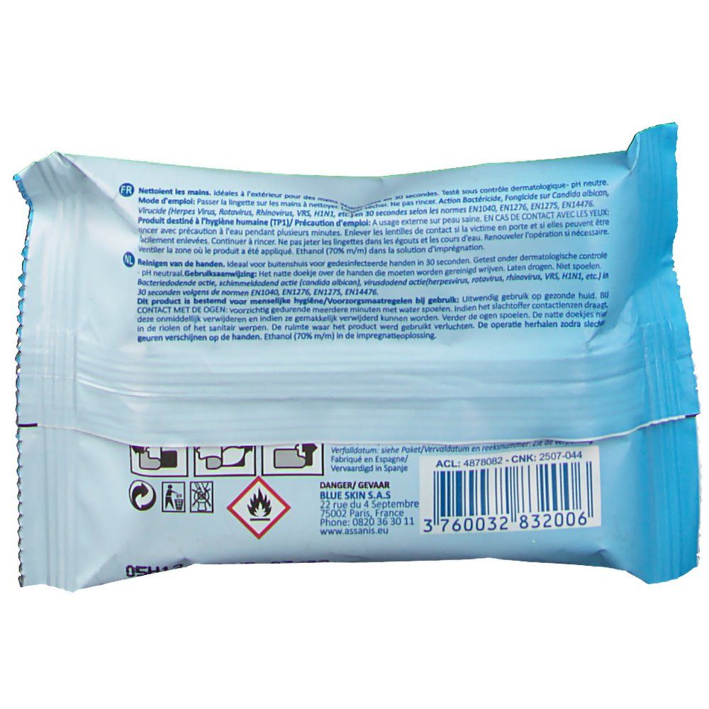 Rückseite der Packung antibakterieller Tücher. Blaue Verpackung mit Text und Symbolen.