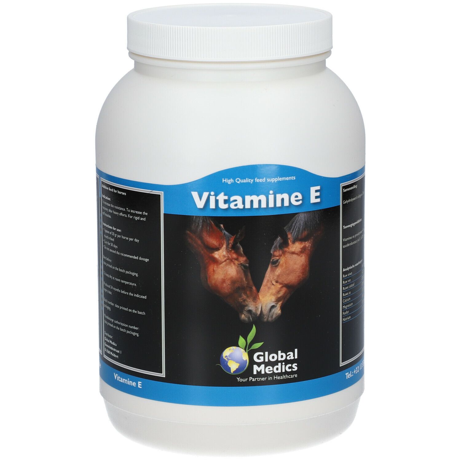 Witte pot met vitamine E. Opschrift: "Vitamine E". Logo van Global Medics. Afbeelding van twee paarden. Hoogwaardige voedersupplementen.