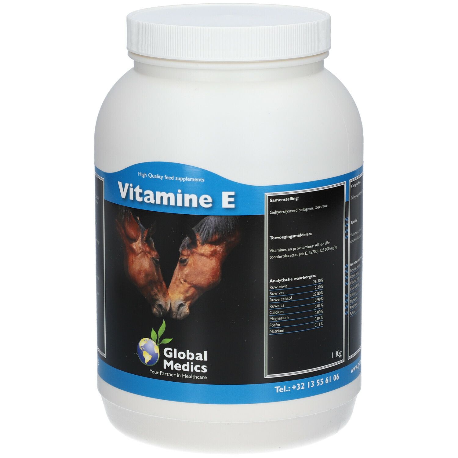 Witte pot met vitamine E. Opschrift: "Vitamine E" en "1 kg". Afbeelding van twee paarden. Informatie over ingrediënten.