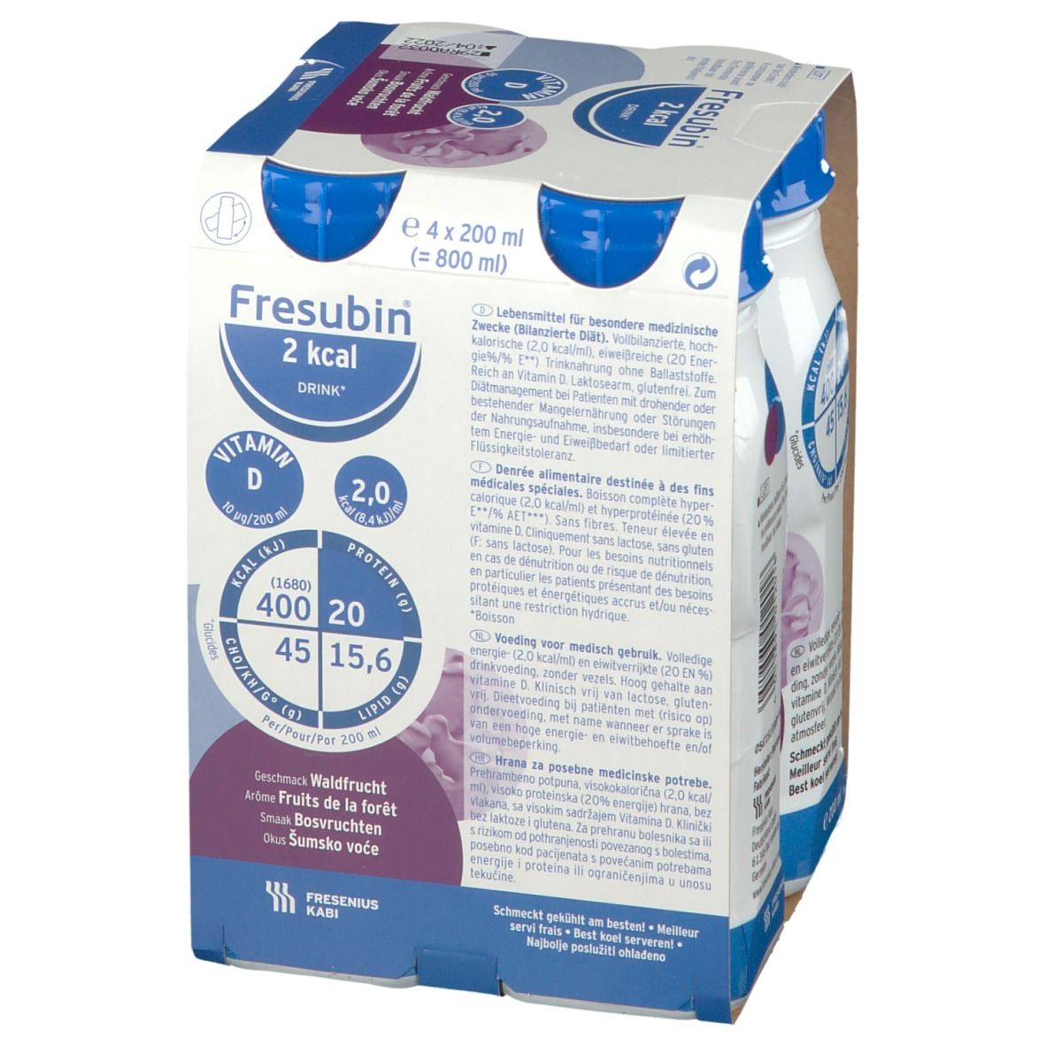 Emballage de quatre bouteilles Fresubin 2 kcal Drink. Bouchons bleus, bouteilles blanches étiquetées. Emballage carton avec informations produit.
