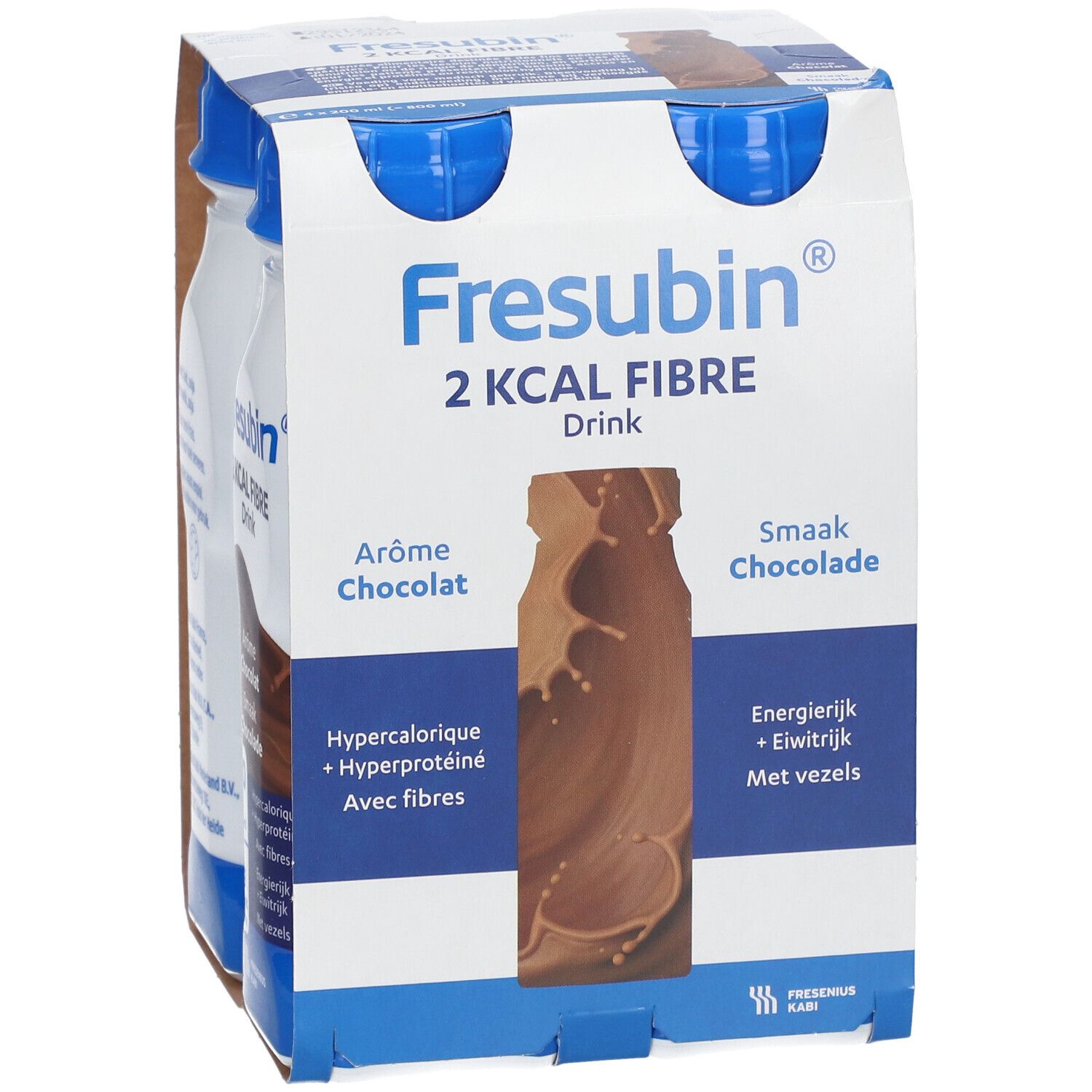 Emballage de quatre bouteilles Fresubin® 2 kcal Fibre Drink. Goût chocolat. Bouchons bleus, bouteilles blanches, emballage brun.