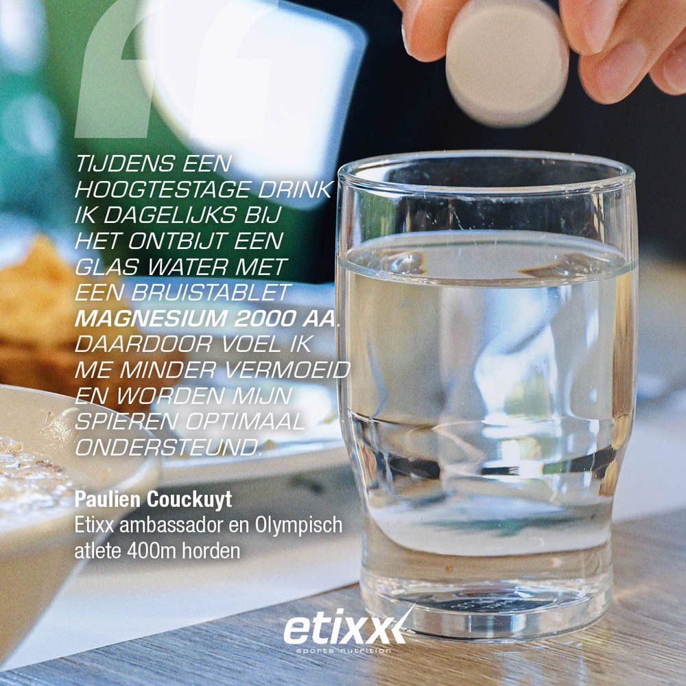 Glas water met bruistablet. Citaat van atleet Paulien Couckuyt. Etixx logo. Achtergrond onscherp.