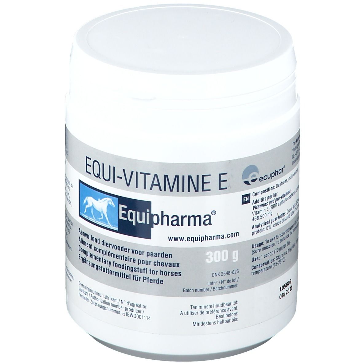 Witte pot met etiket. Opschrift: EQUI-VITAMINE E, Equipharma. Bevat 300 g. Aanvullend diervoeder voor paarden.