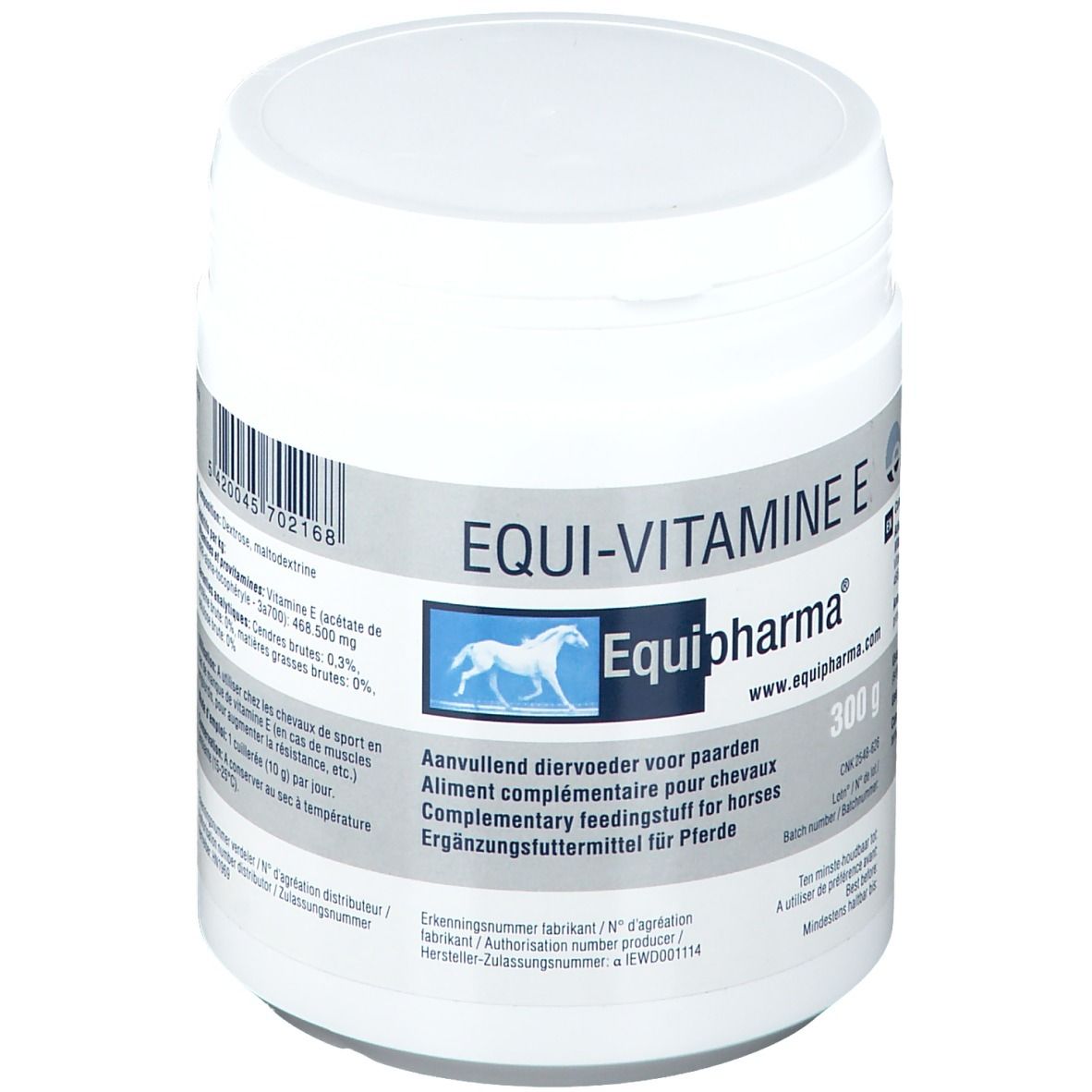 Witte pot met etiket. Opschrift: EQUI-VITAMINE E, Equipharma. Bevat 300 g. Aanvullend diervoeder voor paarden.