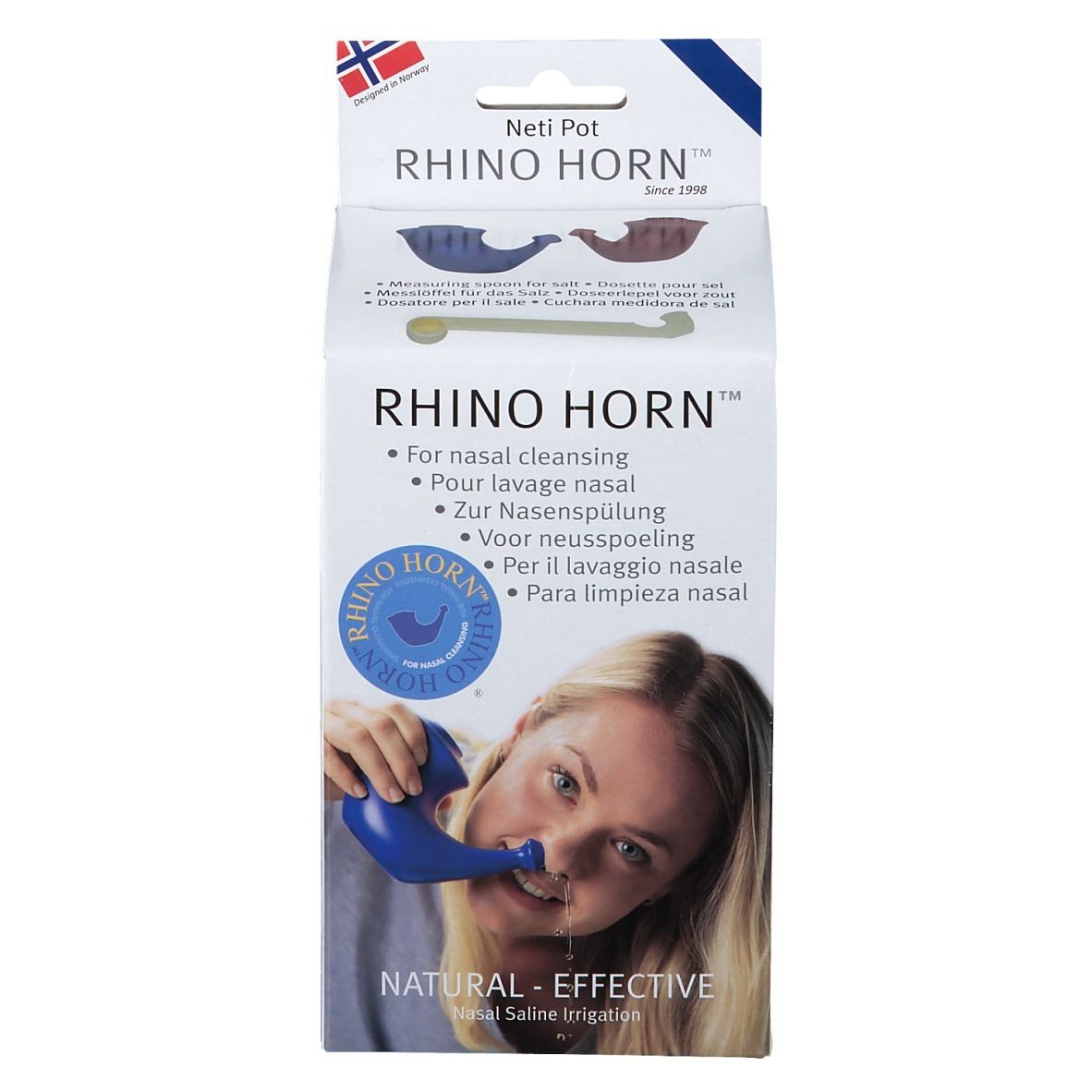RHINO HORN™ blauwe verpakking. Bevat een blauwe neusdouche. Opschrift: Voor neusreiniging. Vrouw gebruikt het product.