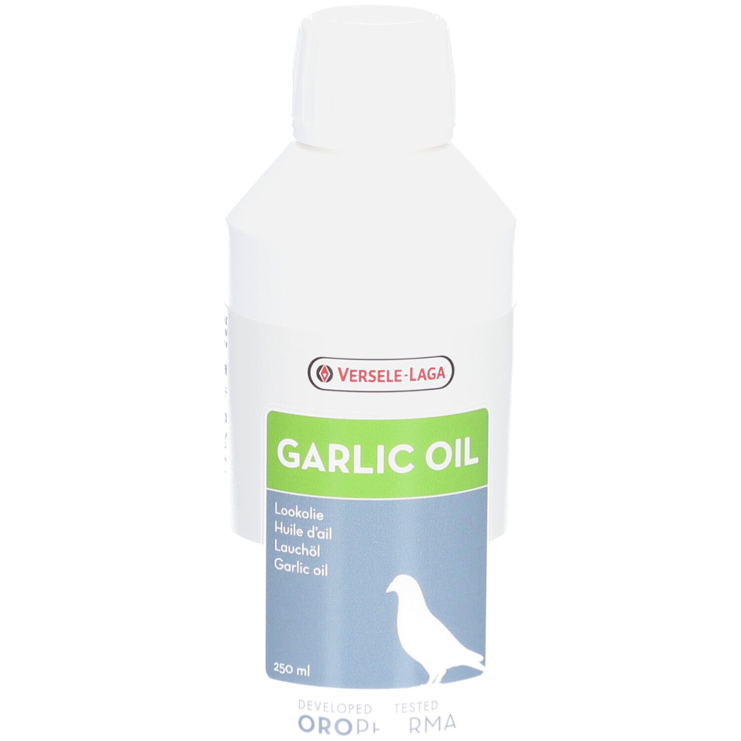 Weiße Flasche mit grünem Etikett. Aufschrift: GARLIC OIL. Marke: VERSELE-LAGA. 250 ml. Abbildung eines Vogels.