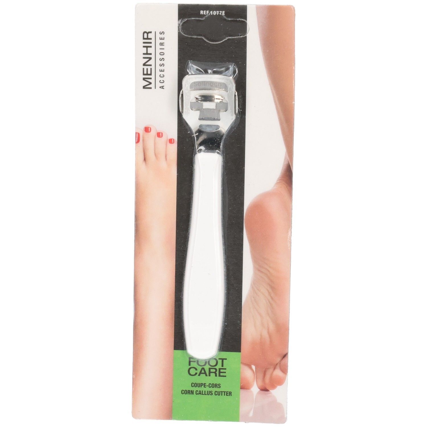 Weißer Fußpflege-Hornhautschaber in Verpackung. Menhir Accessoires, Foot Care. Aufdruck: Corn Callus Cutter.