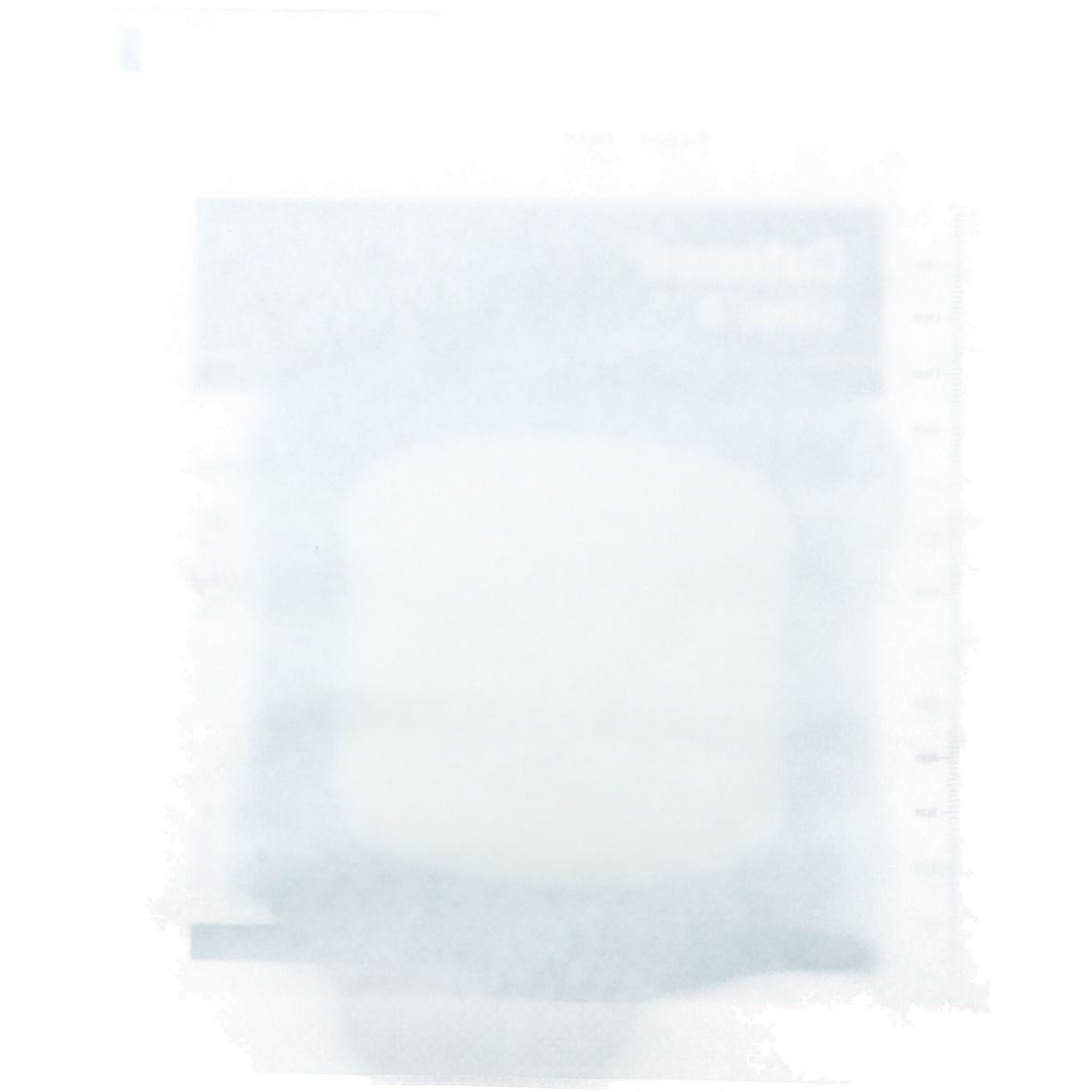 Vue floue de l'emballage de Cutimed Siltec B. Blanc avec texte bleu. Détails peu visibles.
