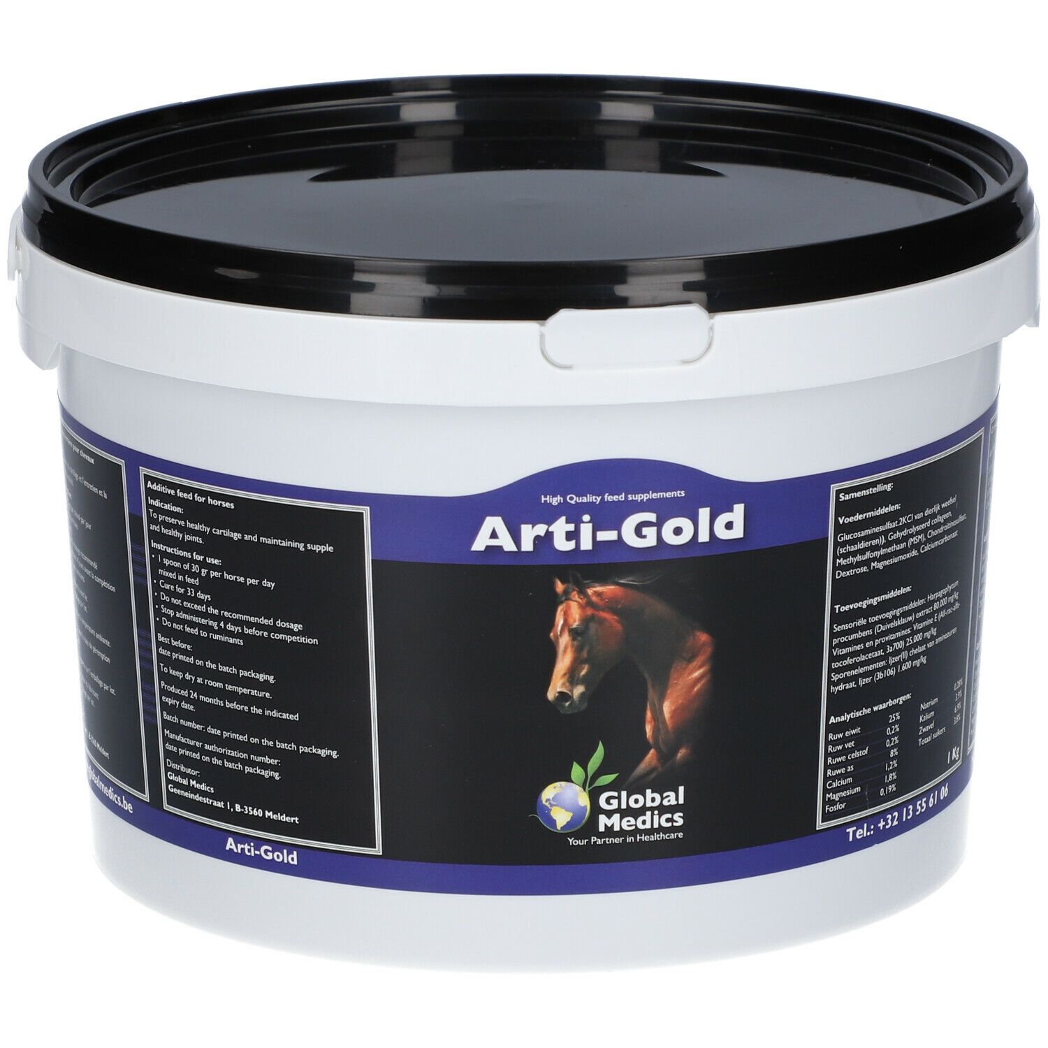 Witte emmer met zwart deksel. Sticker met naam Arti-Gold, afbeelding van paard en logo Global Medics. Tekst in het Engels.