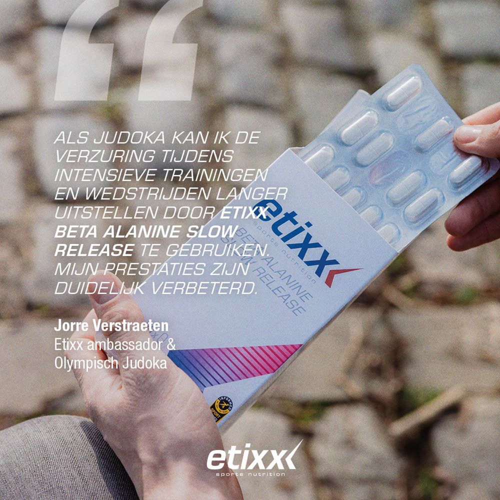 Persoon houdt een doos Etixx Beta Alanine Slow Release vast. Opschrift: Beta Alanine Slow Release, etixx sports nutrition. Tabletten in blisterverpakking.