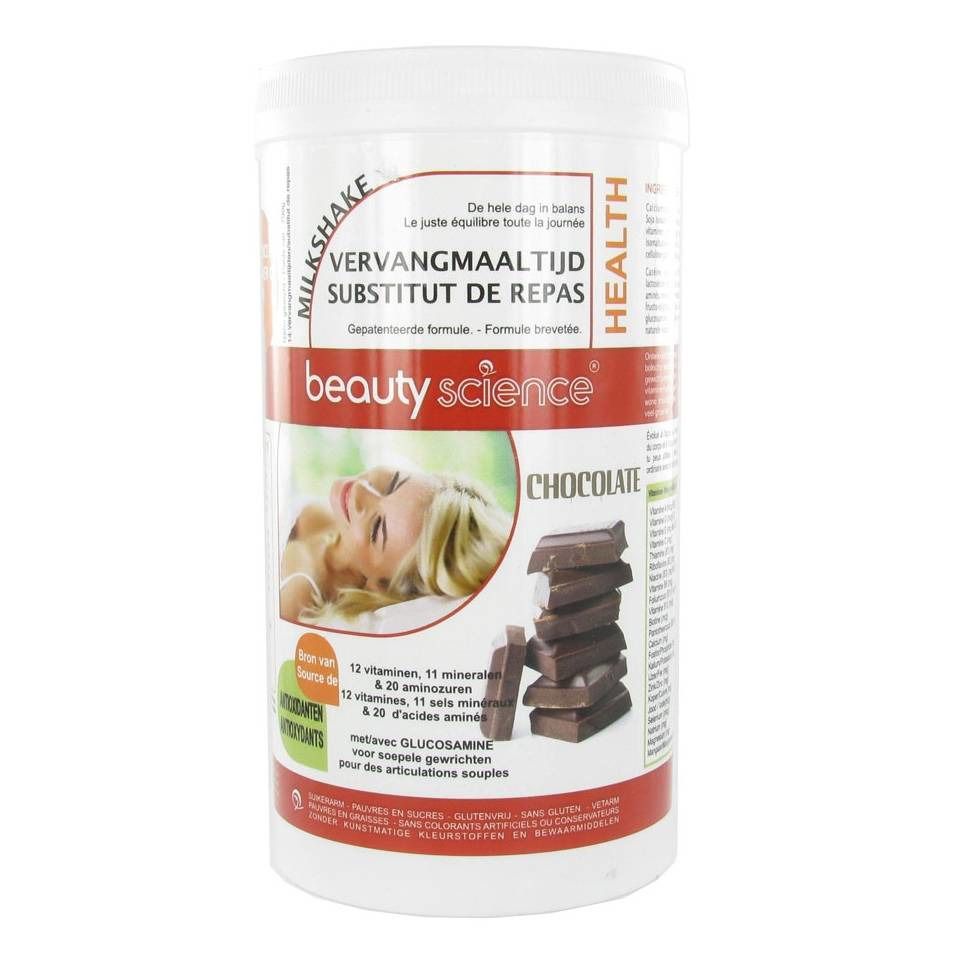 Cilindervormige pot met opschrift "Beauty Science Milkshake Chocolade". Afbeelding van een vrouw en stukjes chocolade.