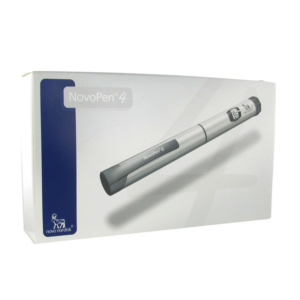 Verpakking met NovoPen 4. De zilverkleurige pen ligt diagonaal op de verpakking. Op de verpakking staat NovoPen 4.