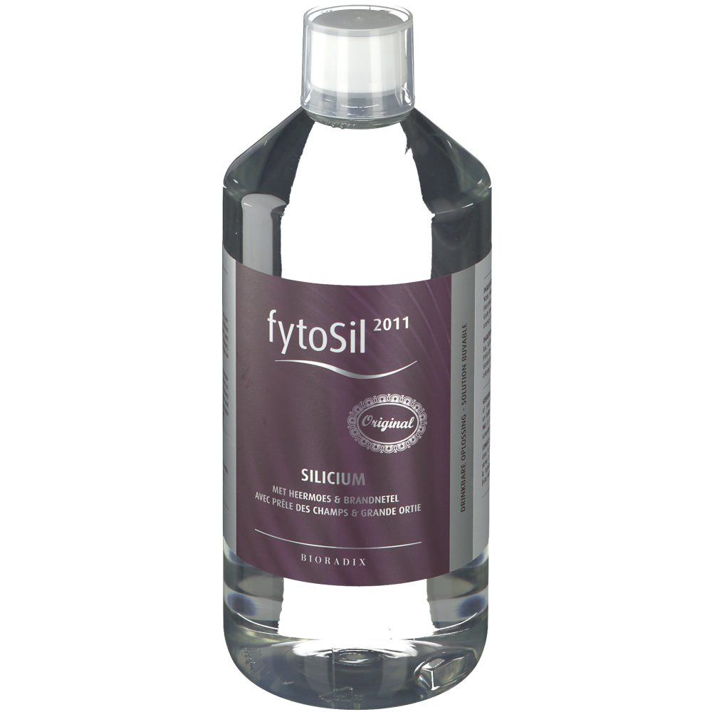 Flacon transparent contenant un liquide clair, bouchon blanc. Étiquette avec nom du produit et logo.