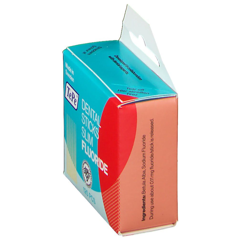 Schrägansicht der TePe Dental Sticks Verpackung. Türkis, rot und weiß. Enthält 125 Stück. Mit Fluorid. Hergestellt in Schweden.