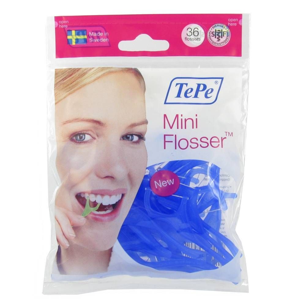 Paquet de TePe Mini Flosser bleus. 36 pièces. Inscription "Mini Flosser" et "New". Femme utilisant le produit.
