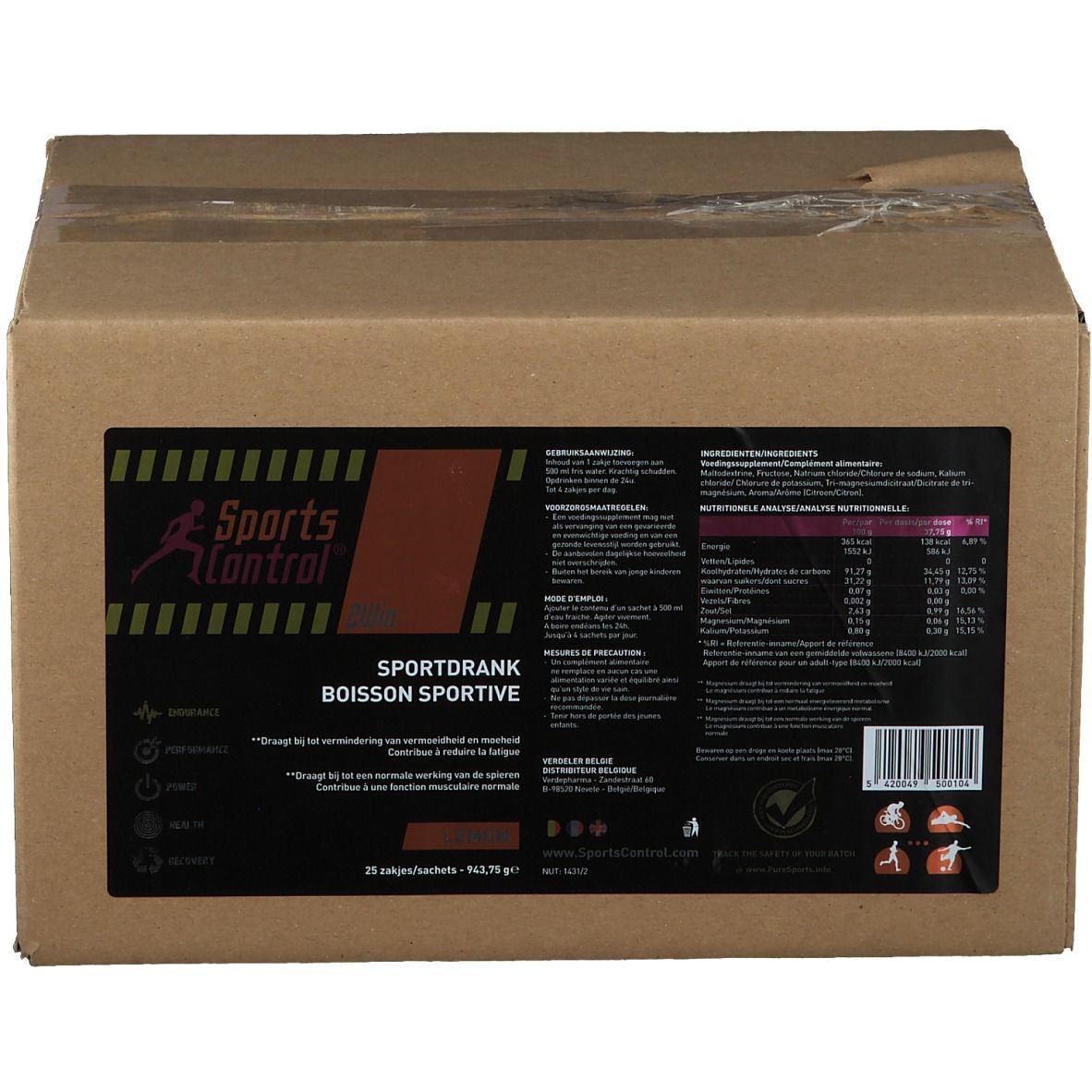 Kartonnen doos met Sportscontrol sportdrank. Zwart etiket met logo en tekst. Bevat 25 zakjes van 37,75 g.