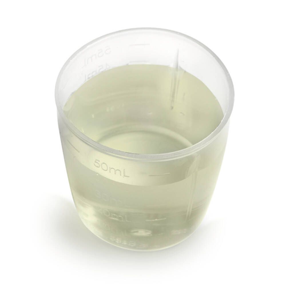 Durchsichtiger Messbecher mit gelblicher Flüssigkeit. Skala bis 50 ml.