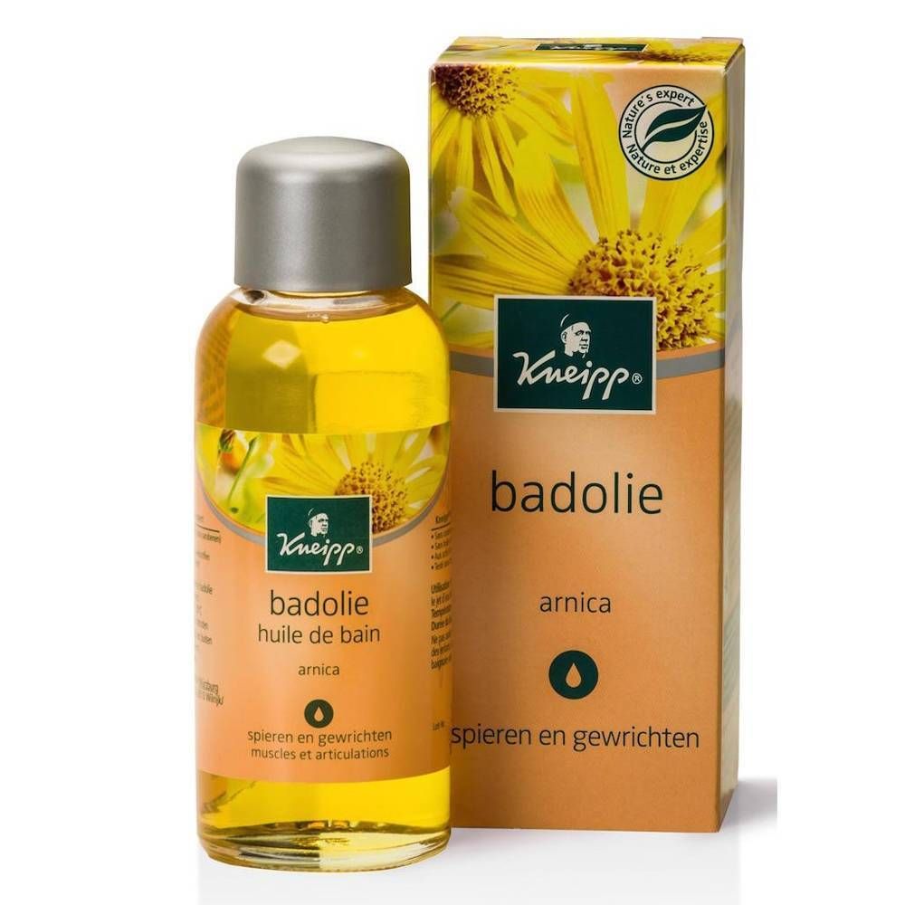 Kneipp badolie fles en doos. Gele olie in glazen fles met zilveren dop. Doos met gele bloemen en Kneipp logo.