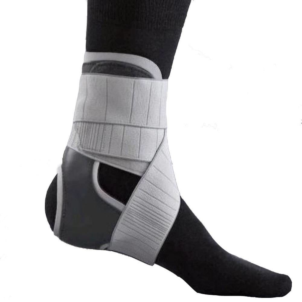 Orthèse de cheville grise et blanche, portée sur une jambe. Avec fermetures velcro et renforts. Chaussette noire.