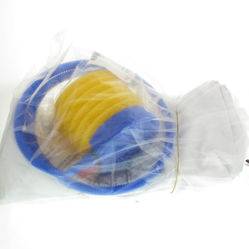 Blauw-gele pomp en blauwe slang in plastic verpakking. Geel deel van de pomp zichtbaar.