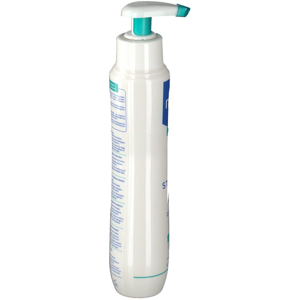 Flacon blanc avec pompe, vue latérale. Inscription: Mustela, Stelatopia. Texte multilingue. Accents verts et bleus.