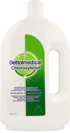 Witte fles met groen etiket. Opschrift: Dettolmedical Chloroxylenol. Met handvat.