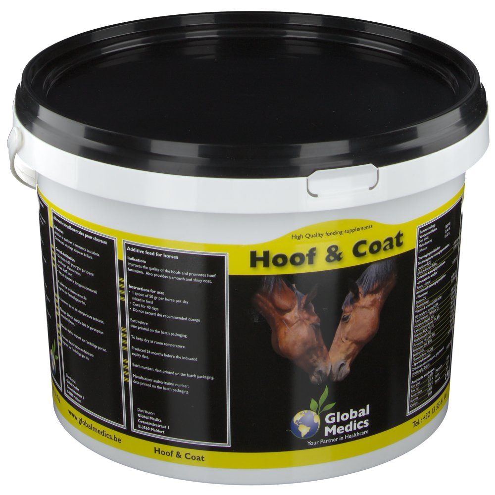 Seau blanc avec couvercle et anse noirs. Inscription "Hoof & Coat" et logo. Contient un aliment complémentaire pour chevaux.