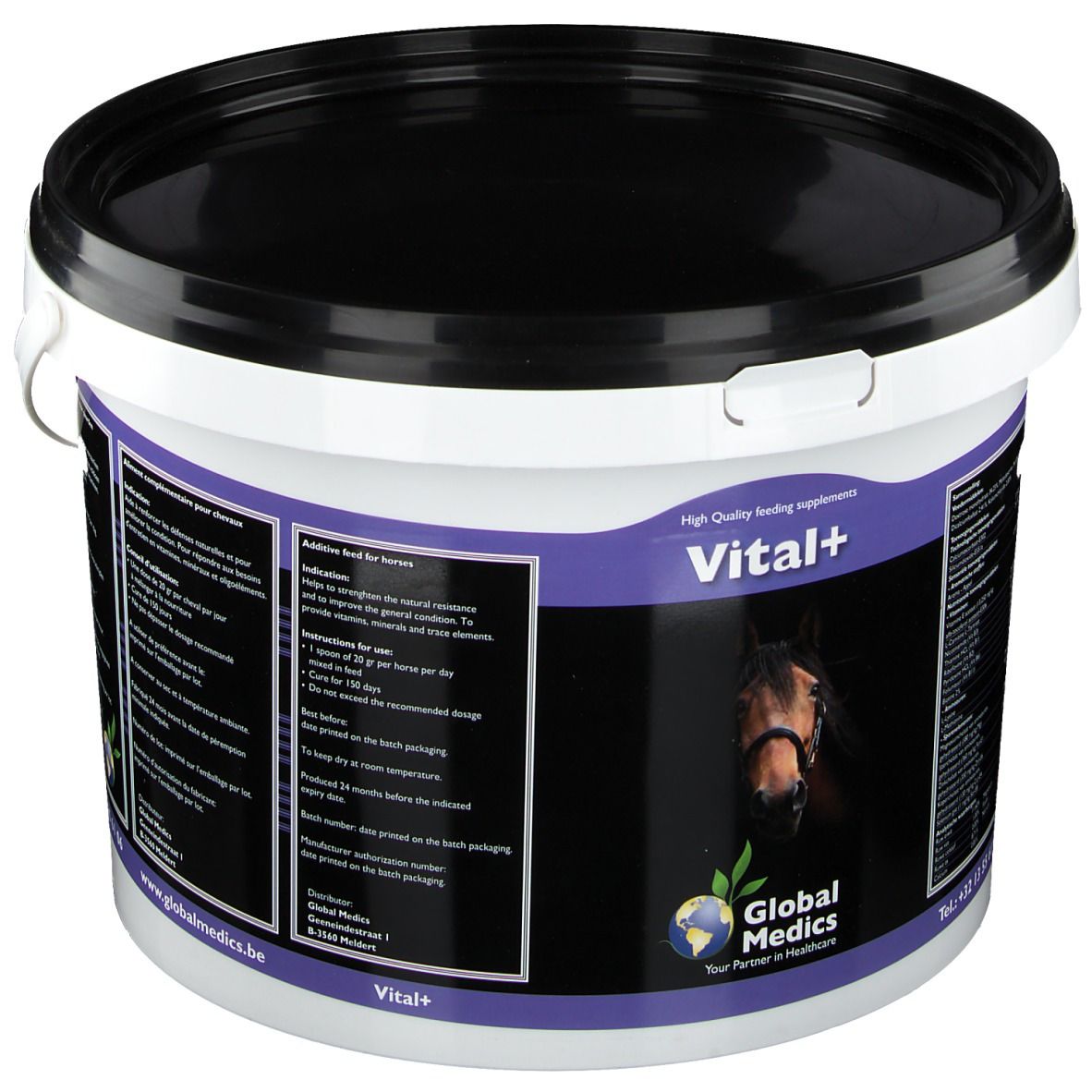 Seau blanc avec couvercle noir. Inscription "Vital+" et logo. Image d'une tête de cheval. Texte en plusieurs langues. 3 kg.