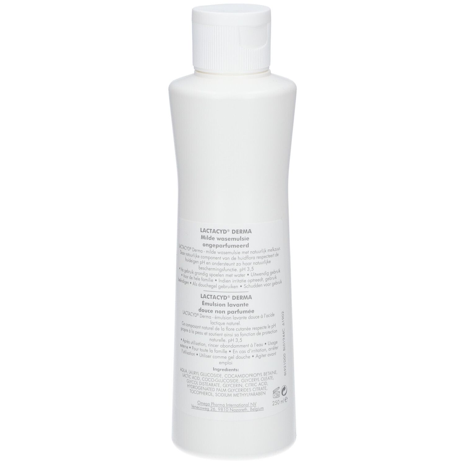 Witte fles met witte dop. Tekst achteraan. Opschrift: Lactacyd Derma, milde wasemulsie, ongeparfumeerd, Emulsion lavante douce, non parfumée.