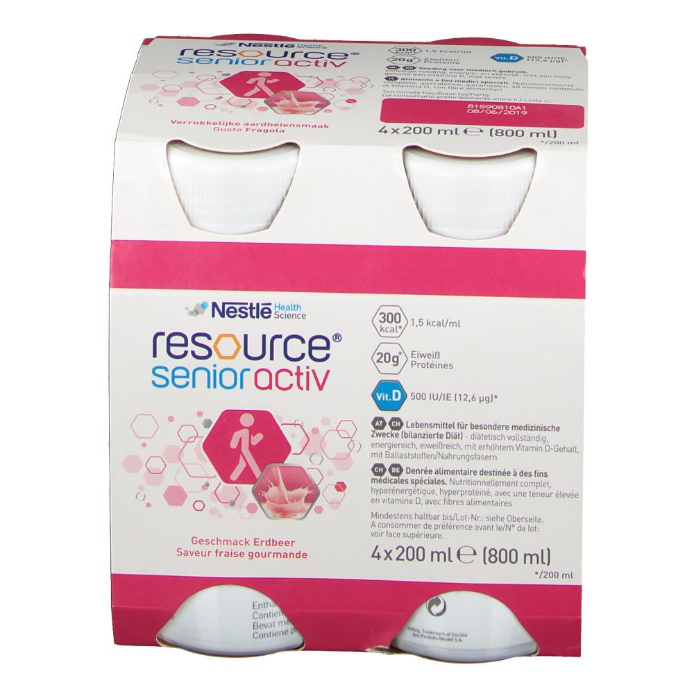 Verpakking met vier flessen. Opschrift: Resource senior activ. Logo met persoon. Tekst: Aardbeiensmaak, eiwitten, vitamine D. Kartonnen verpakking.