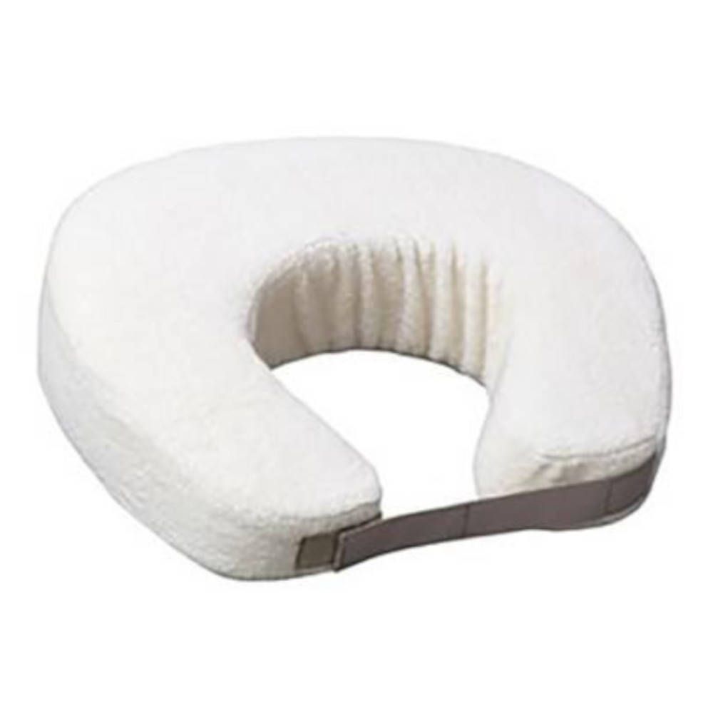 Oreiller de cou blanc en forme de U. Sangle de fermeture grise. Surface moelleuse.