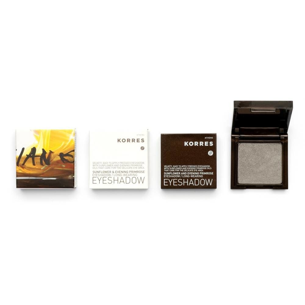 Tre confezioni quadrate e una palette ombretto aperta. Confezioni con nome del prodotto e logo.