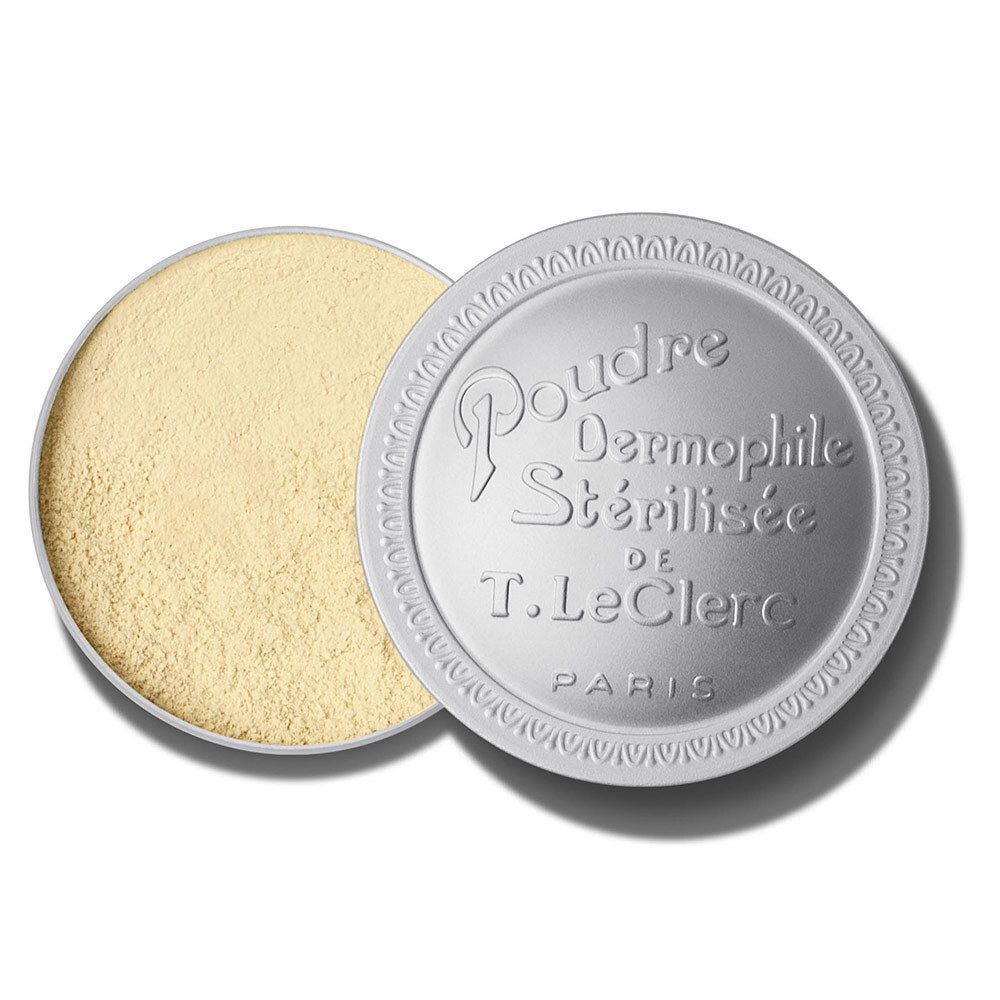 Boîte ouverte avec poudre jaune. Sur le couvercle, "Poudre Dermophile Stérilisée".