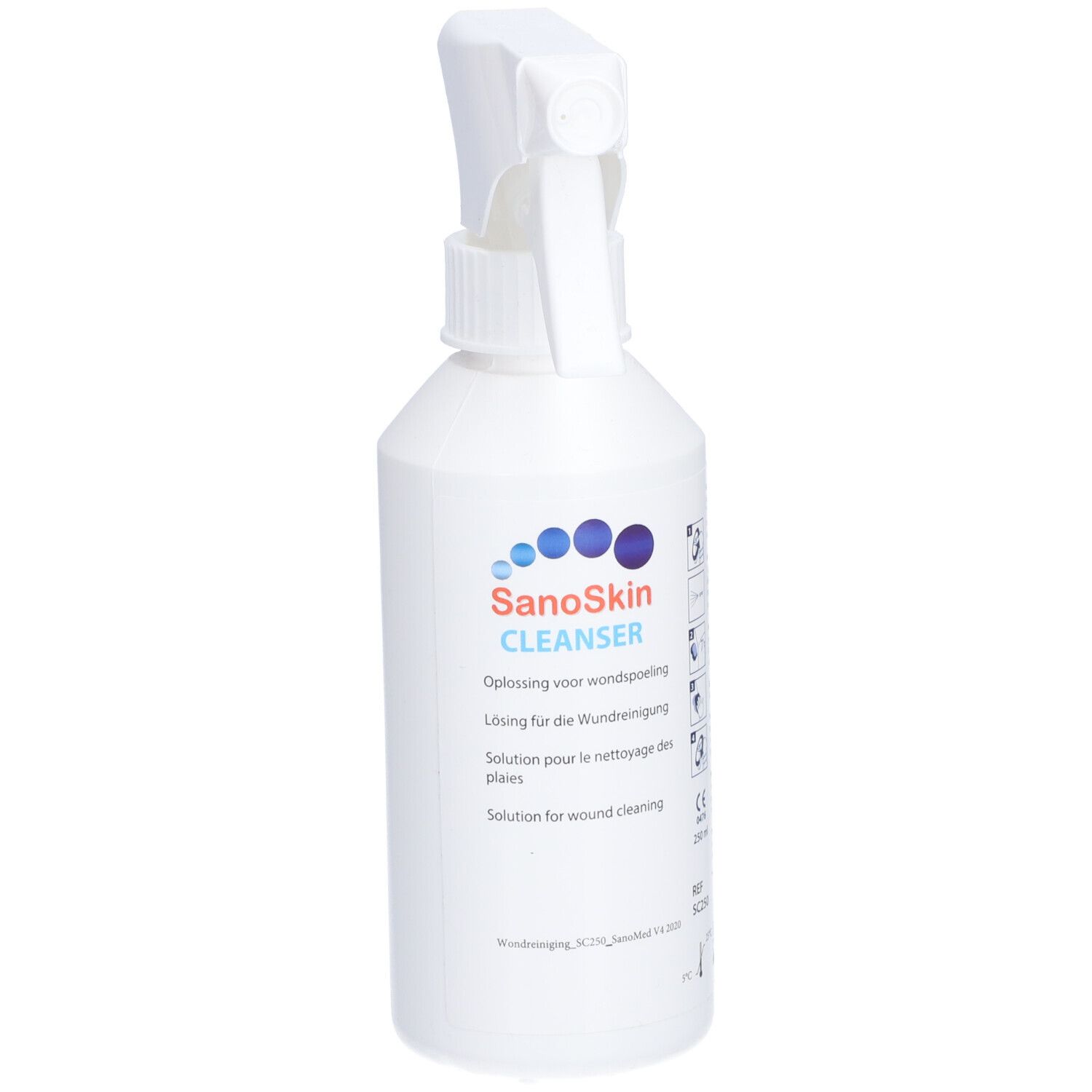 Flacon pulvérisateur blanc avec étiquette Sanoskin Cleanser. Contient des points bleus et du texte multilingue.