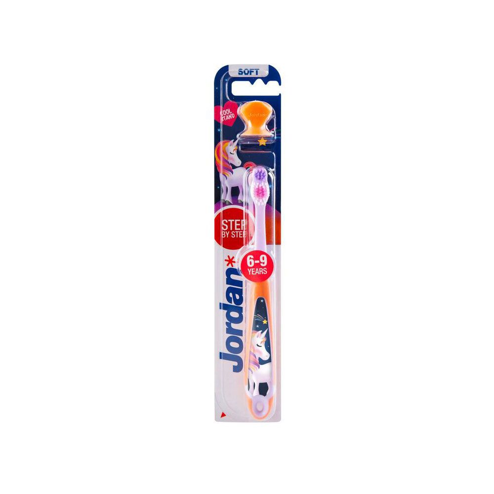 Brosse à dents dans son emballage. Orange, rose et blanc. Inscription : Jordan, 6-9 ans.