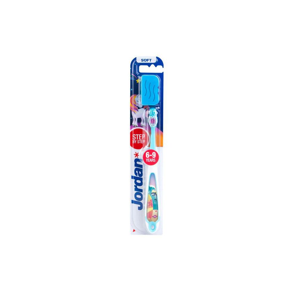 Brosse à dents dans son emballage. Bleu clair, bleu et blanc. Inscription : Jordan, 6-9 ans.