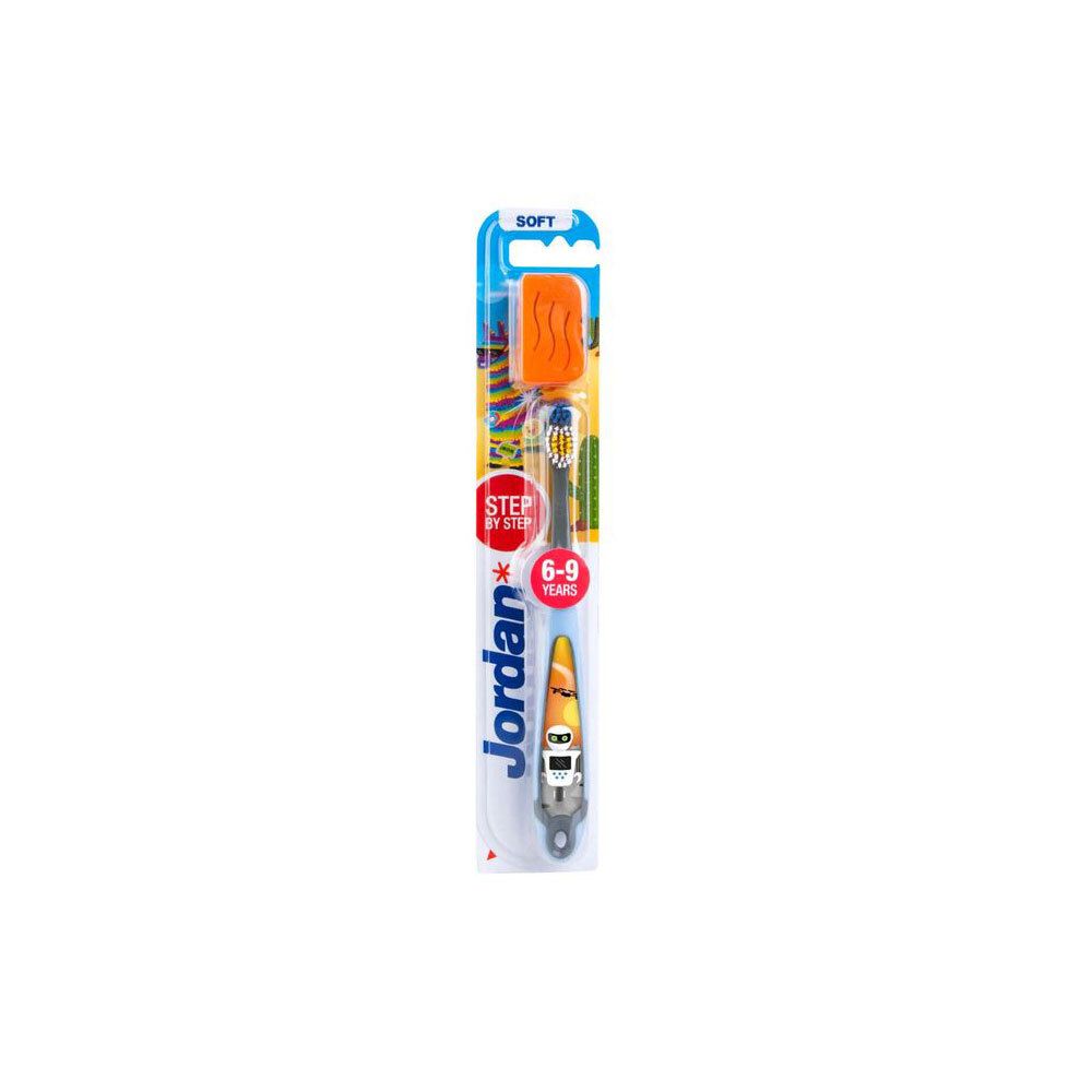 Brosse à dents dans son emballage. Orange, gris et blanc. Inscription : Jordan, 6-9 ans.
