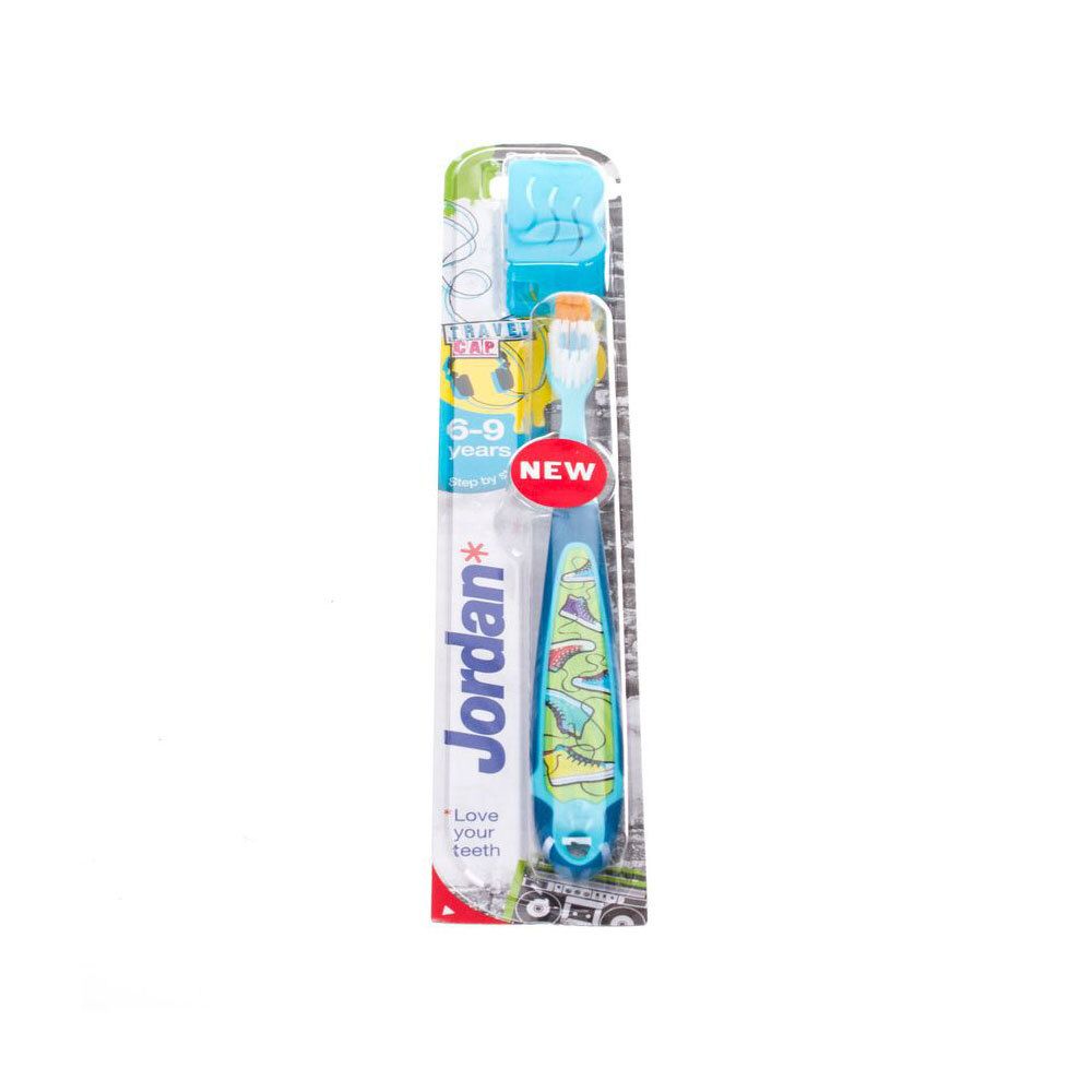 Brosse à dents dans son emballage. Bleu, vert et blanc. Inscription : Jordan, 6-9 ans, NEW.