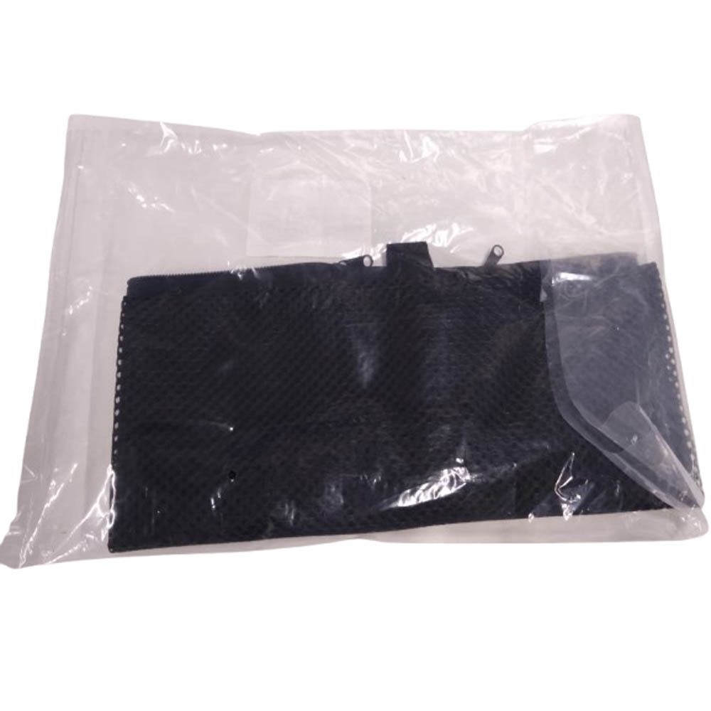 Schwarze Tragetasche in Plastikverpackung. Teilweise geöffnet, Netzstruktur sichtbar. Marke: Sissel.