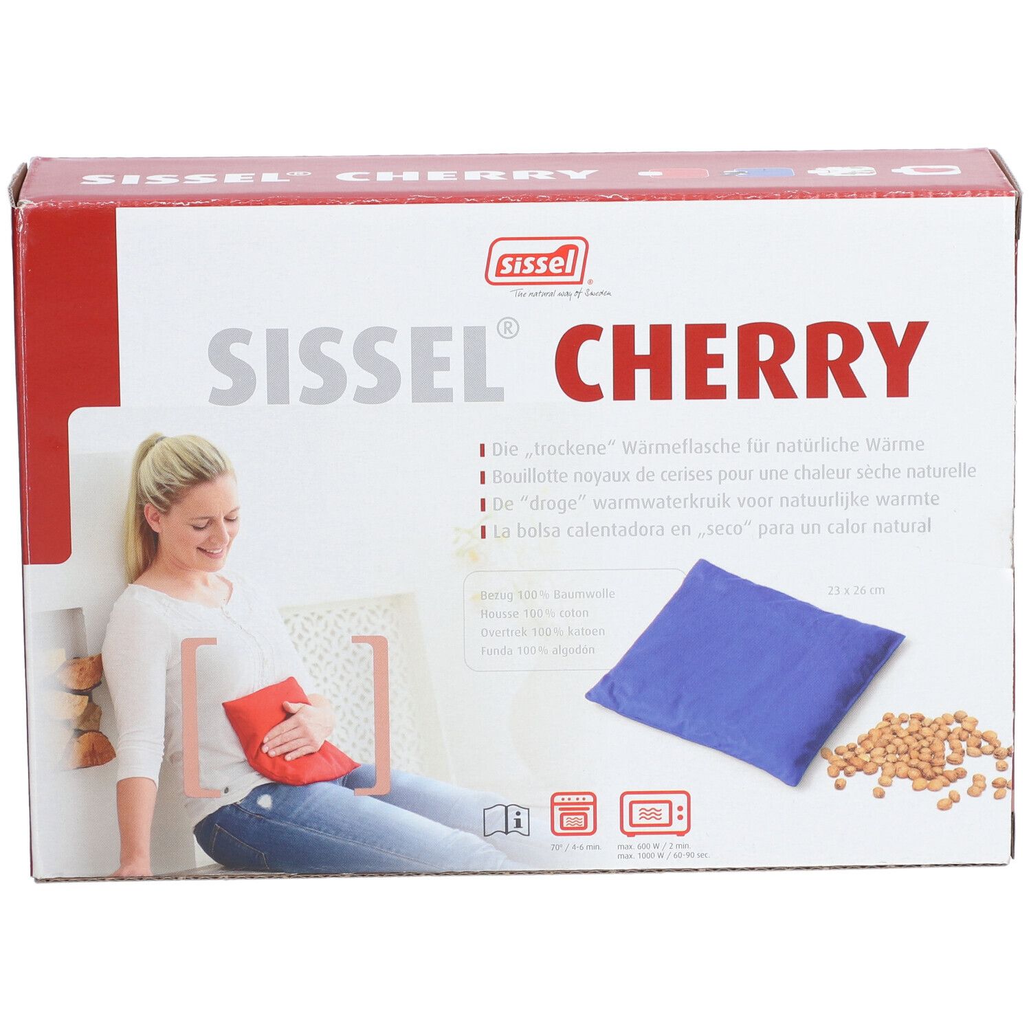 Verpackung Sissel Cherry. Blaues Kissen 23x26 cm. Frau sitzt mit rotem Kissen. Kirschkerne daneben. Text in mehreren Sprachen.