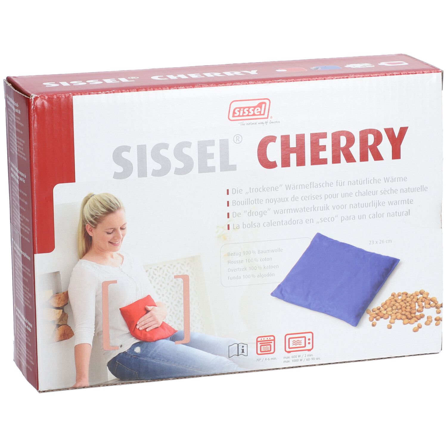 Verpackung Sissel Cherry. Blaues Kissen 23x26 cm. Frau sitzt mit rotem Kissen. Kirschkerne daneben. Text in mehreren Sprachen.