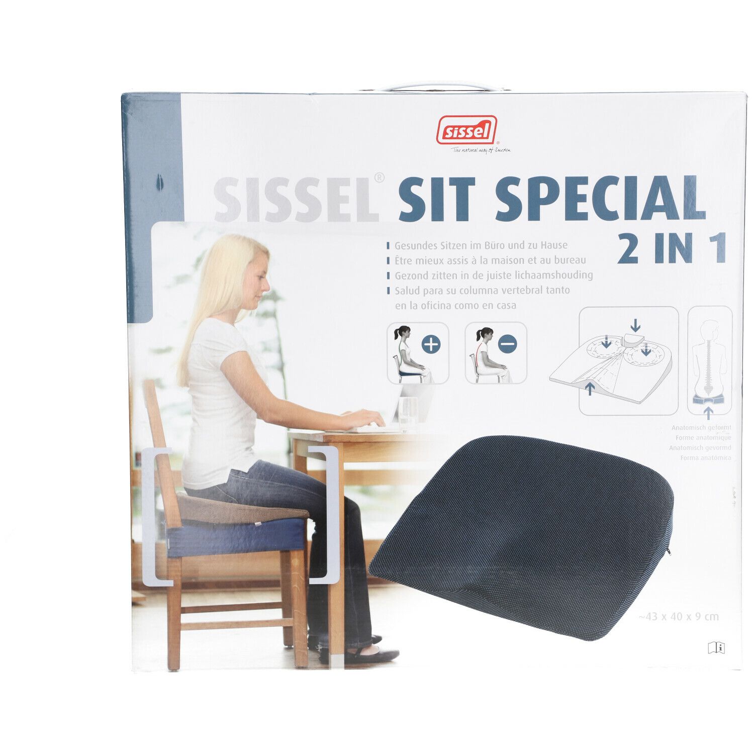 Coussin Sissel Sit Special 2 en 1 bleu. Surface côtelée. Emballage avec femme au bureau. Dimensions : 42 x 40 x 9 cm.