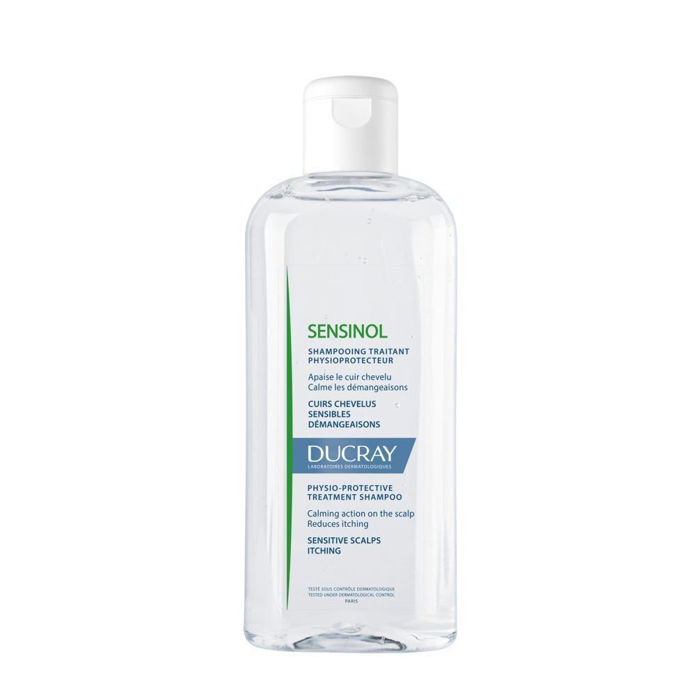 Transparante shampoo fles met witte dop. Tekst: SENSINOL, DUCRAY. Voor gevoelige hoofdhuid.