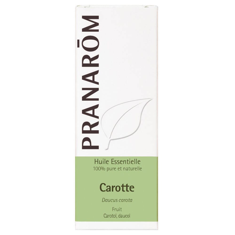Boîte blanche avec bande verte. Texte: PRANARÔM, Huile Essentielle, Carotte. Logo feuille.