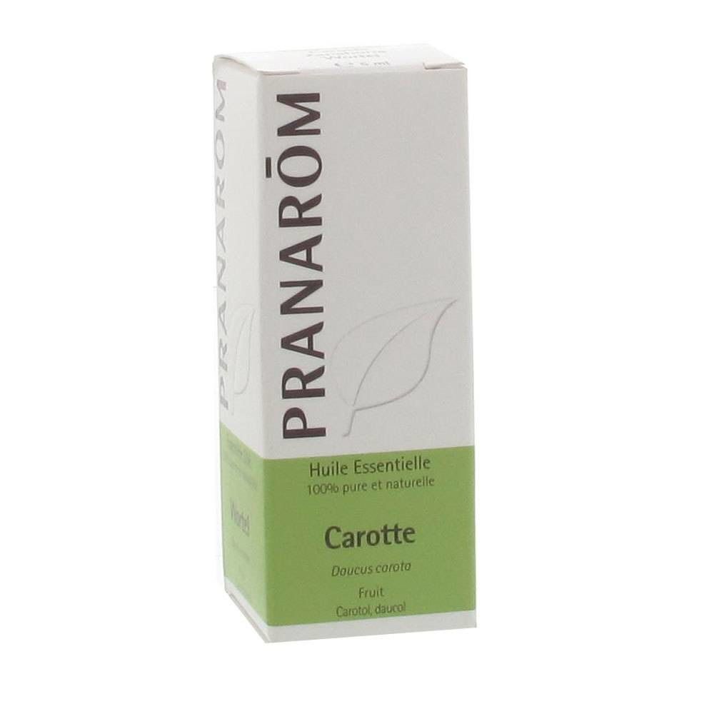 Boîte blanche avec bande verte. Texte: PRANARÔM, Huile Essentielle, Carotte. Logo feuille.