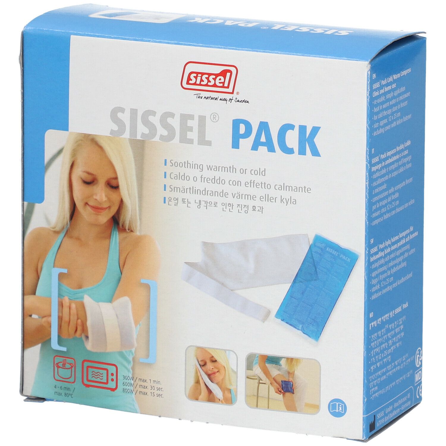 Blauwe doos Sissel Pack. Bevat kompres, hoes en band. Vrouw met kompres op arm afgebeeld.