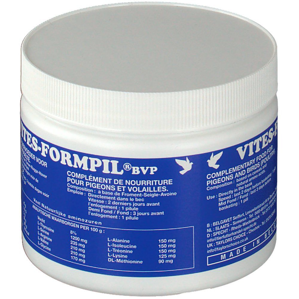 Witte pot met blauw etiket. Opschrift: Vites-Formpil BVP. Aanvullend diervoeder voor duiven en gevogelte. Aminozuur samenstelling.