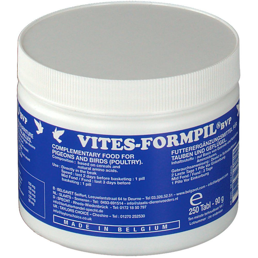 Witte pot met blauw etiket. Opschrift: Vites-Formpil BVP. Aanvullend diervoeder voor duiven en gevogelte. 250 tabletten, 90g. Gemaakt in België.
